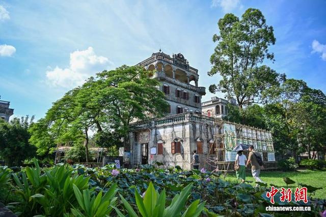 游客暑期走进广东开平自力村感受侨乡碉楼文化魅力