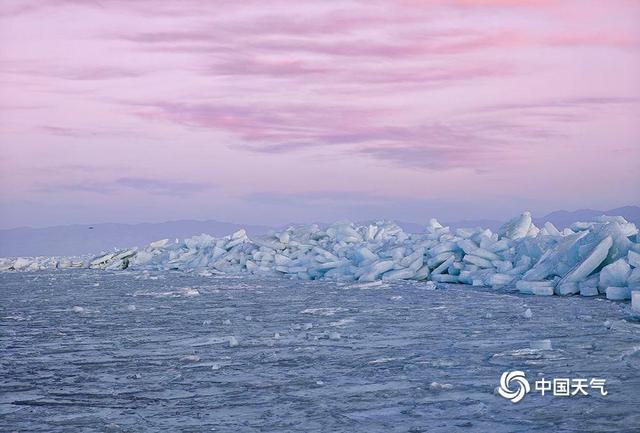 青海湖蓝冰托落霞 金光漫染