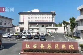 出动救援直升机，红安苏区医院紧急转运一名心肌梗死患者图片