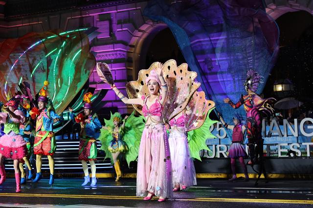 上海：黄浦江畔上演旅游节花车大巡游