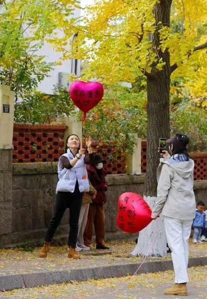 人已爆满！很多青岛人全家出动，乌泱乌泱的……今天这一幕，绝了！