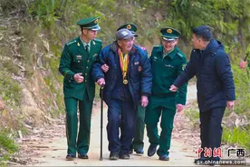 武警梧州支队官兵与98岁抗战老兵共度元宵节图片