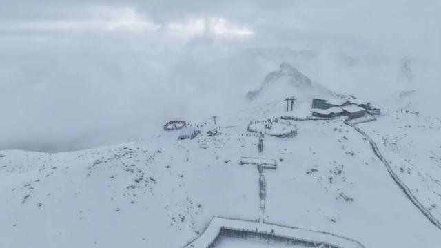 刷屏预警｜达古冰川今日大雪！山上山下，一片纯白浸心脾
