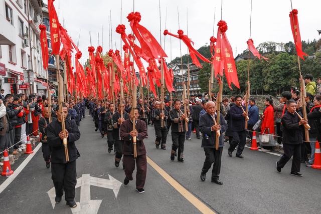 万名游客赴雷山过苗年