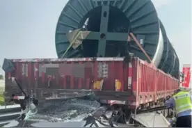 特斯拉高速路追尾大货车，卡进底盘严重变形！交警回应图片