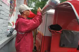 暴雨中的“小哥”：接单量不减 打赏更多图片