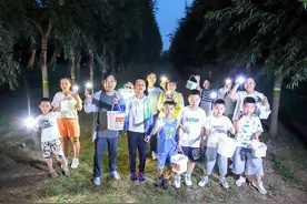 夏夜新趣味：采摘知了猴图片