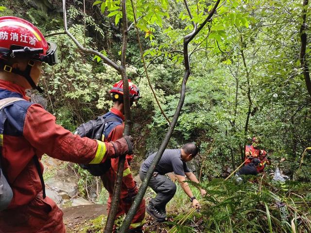 登山变“渡劫”？北京两游客遇险，女子被119抬下山……