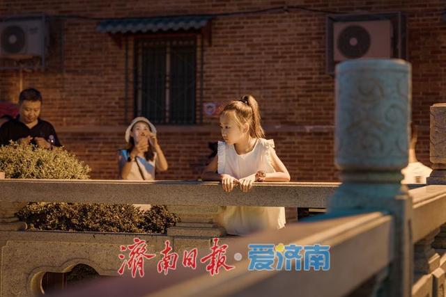 一年四季 泉在济南丨济南王府池子夜景璀璨，展现泉城夜游魅力