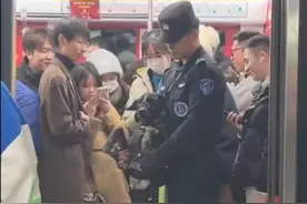 一“站”成名！跨年夜，警犬站立乘地铁引围观图片