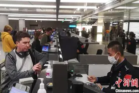 上海虹桥机场迎首批斯洛伐克免签入境旅客图片