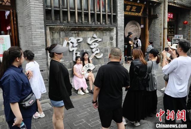 成都宽窄巷子暑期旅游人气旺