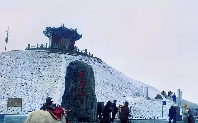 入秋的第一场雪来了！青海日月山、西藏纳木错等多地下雪，游客直呼：太美了