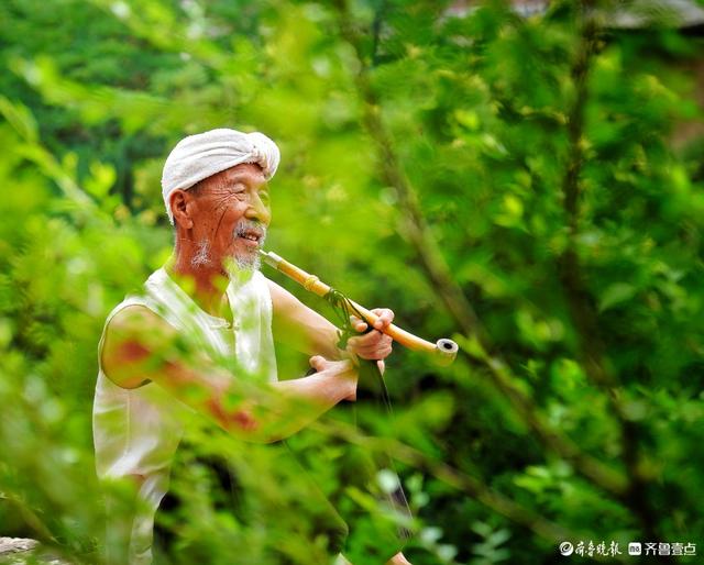 山西碛口古镇，难得休闲的李世喜老人
