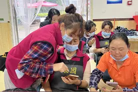 主动上门进行待遇资格认证！贵阳市社保中心积极开展“社保服务进万家”活动图片