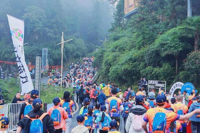 “蜀山木兰行”仙峰山站激情启幕 全国参赛者沉醉苗乡韵味