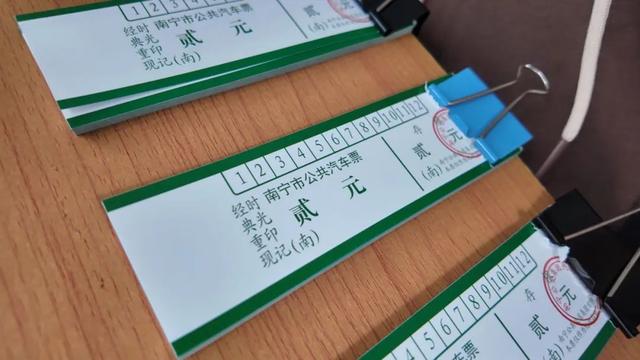 坐上公交游八桂 一路繁花一路景