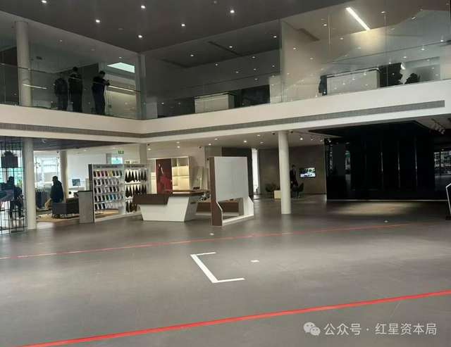 贵阳保时捷门店总经理带头，连夜搬空车辆！控股方急喊 “没跑路”，旗下三门店已暂停营业；员工质疑，称“正常闭店会把东西挪走？”