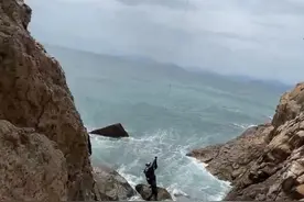 惊险！游客失足坠崖，直升机紧急救援图片