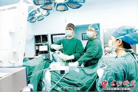 孩子出现“高低肩”与“鼓包背”，家长和老师要多留意图片