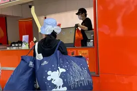 在迪士尼做代购的年轻人：公仔玩偶要“挑脸”，上新季一天往返园区两趟，有人被裁员后全职代购图片