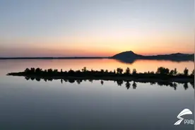 冬日夕阳下的潍坊峡山水库 美如仙境图片