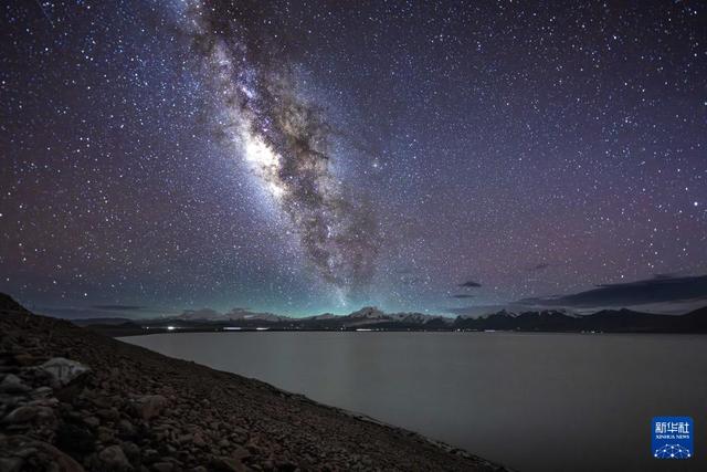 西藏日喀则：在佩枯错邂逅银河与流星