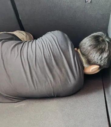 生父回应让男孩坐后备箱：不会道歉