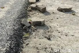 新旧路面没“衔接”，居民出行“跨门槛”！施工方：半月内解决图片