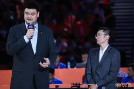 上海男篮双加时1分惜败青岛，赛前姚明见证刘炜球衣退役图片