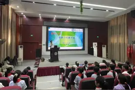 太阳能+垃圾箱创新出太阳能垃圾箱，武汉易家墩小学开展“别样六一 创新方法进校园”活动图片