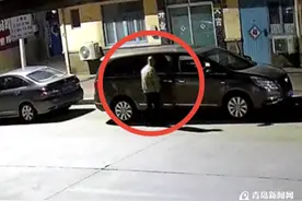 男子凌晨见司机在车内酣睡盗走手机 被监控拍了个清清楚楚图片