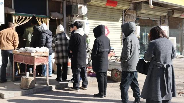 崔庙藏不住了！一碗凉皮竟吃哭了刚来3年的“牛马”打工人