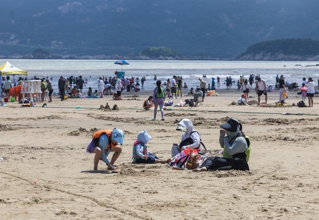 浙江舟山：东海之滨迎来暑期“游客潮”