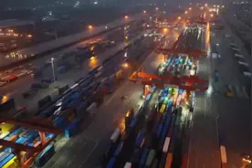 首趟西安至乌鲁木齐集装箱多联快车开行图片