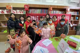 胶州中云街道新时代文明实践站开展“童心巧手做灯笼 非遗糖画进社区”主题活动图片