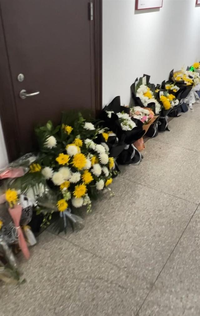 杨振宁缅怀室内的鲜花都摆不下了