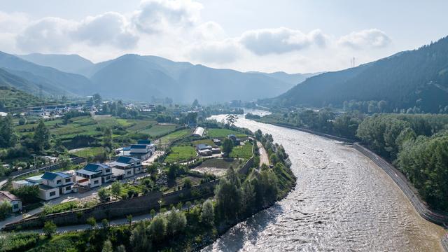 组图丨天祝：蜿蜒河水绕青山