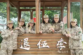 退伍季｜女兵的迷彩青春图片