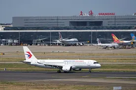C919商业运营一周年：飞行超6000小时，承运近30万人次图片