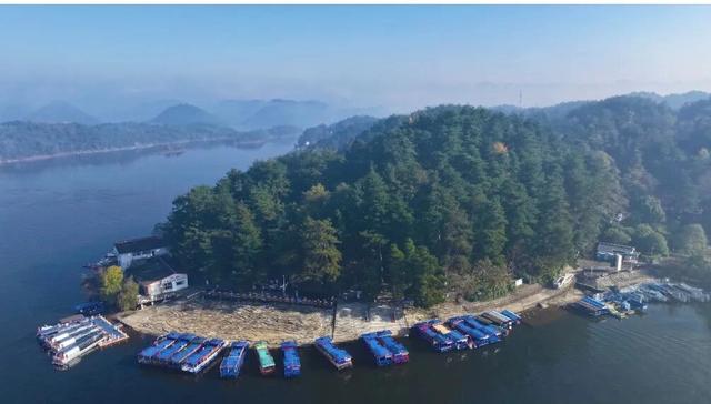 贵阳观山湖：冬日暖阳破云海 潋滟湖光映朝霞