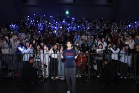 曹弘浪来了！王俊凯复刻“别催”名场面呼吁观众支持《蛟龙行动》图片