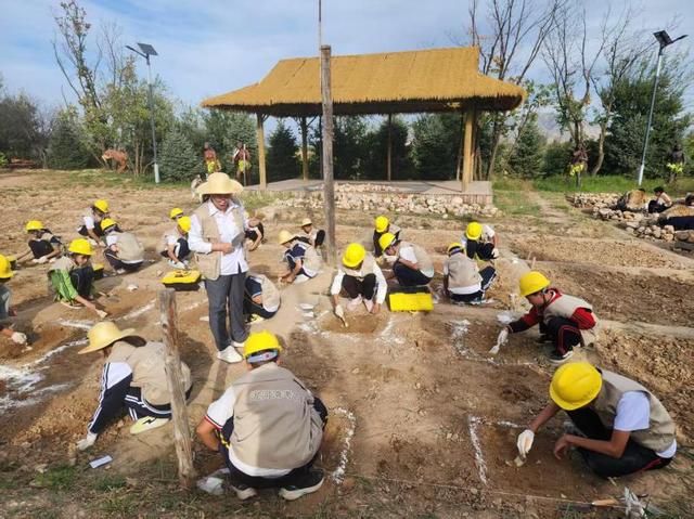 300余中学生探访泥河湾人类起源研学旅游基地  现场钻木取火学考古