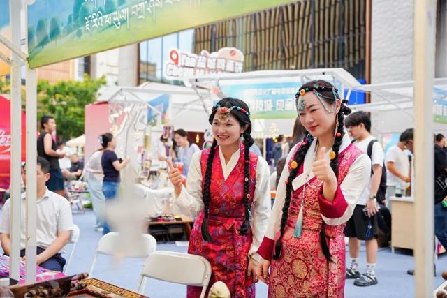 保姆级攻略上新！11月8日，锁定雪域风情装扮的杨浦大学路，玩转首届“珠峰·申情”购物节