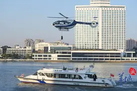 排队撸警犬、看直升机索降！广州公安开放日真“警”彩图片