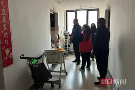 楼道鞋架堆放引纠纷，社区调解化解邻里小事促和谐图片