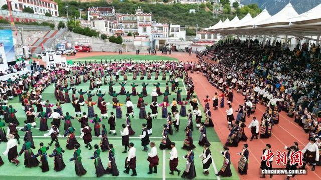 2025大香格里拉环线·乡城白色灌礼文化周上演千人锅庄秀
