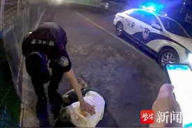 男子酒后倒地不起，民警相助送其回家图片
