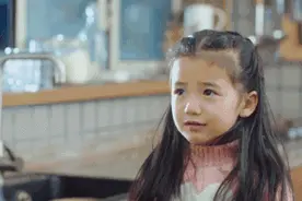 当孩子哭着说“妈妈，她们不跟我玩”，你的回答影响孩子一生图片