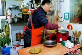 你是我的手！面馆老板坚持为残疾顾客喂饭4年多图片